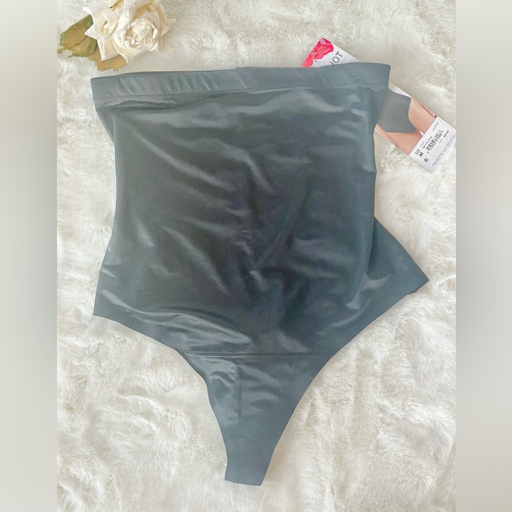 New w/tags SPANX HIGH WAIST THONG FOR TUMMY, HIP AND SIDE CONTROL W/O pantylines